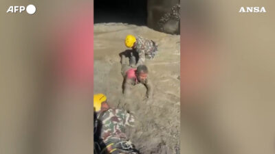 Copertina di Nepal, 350 persone salvate da un tunnel di una centrale idroelettrica: il video dei soccorsi