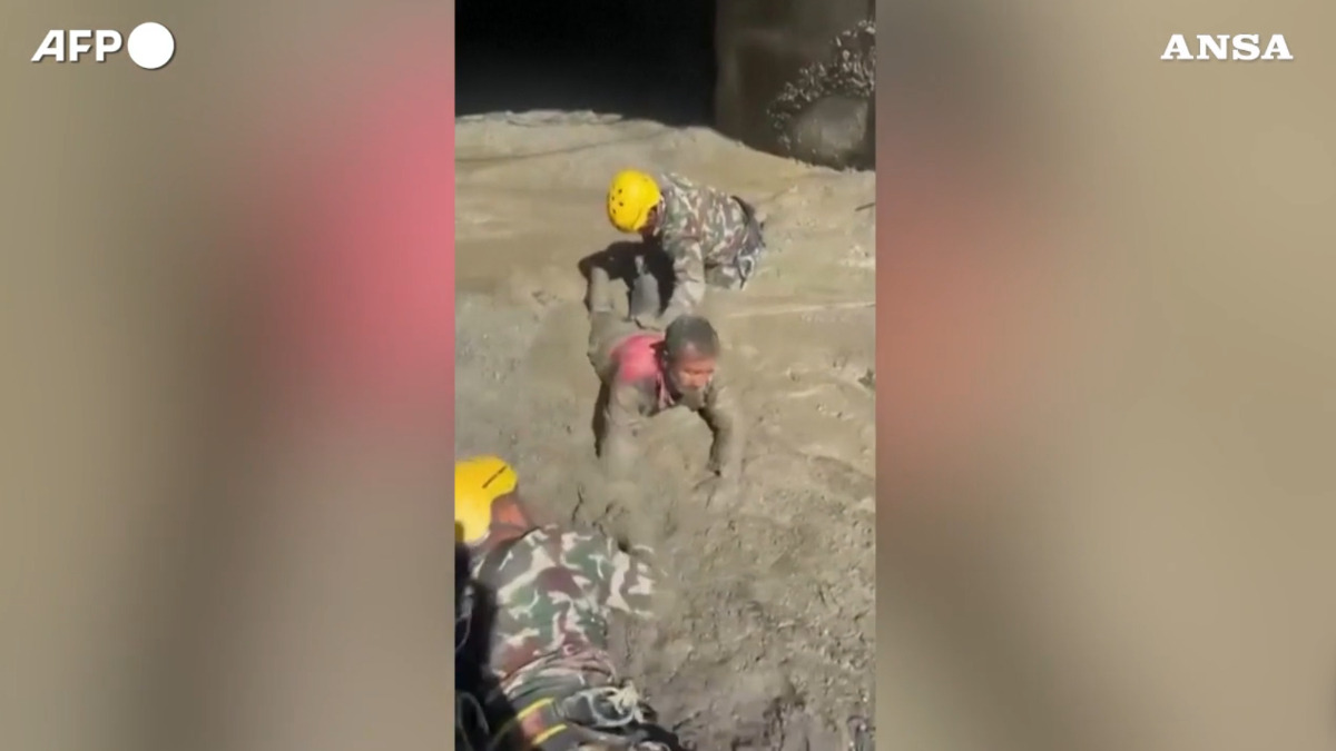 nepal 350 persone salvate da un tunnel di una centrale idroelettrica il video dei soccorsi da Ilfattoquotidiano.it nepal 350 persone salvate da un tunnel di una centrale idroelettrica il video dei soccorsi
