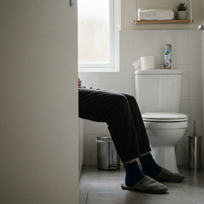 Esplorano una casa abbandonata, ma dentro trovano un uomo morto ancora seduto sul water del bagno