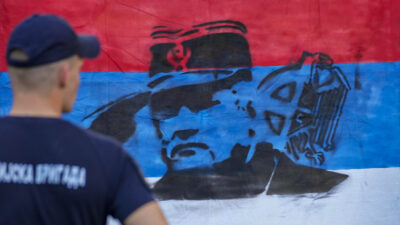 Copertina di Mladić celebrato con i funerali di Stato. Lo scrittore serbo Vidojković: “Ecco perché non è una sorpresa, anzi”