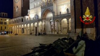 Copertina di Tromba d’aria e grandine travolgono Cremona: crollata la guglia del Duomo, famiglie evacuate e 10mila auto colpite. Più di 40 feriti