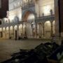 Copertina di Cremona fa i conti con i danni dopo il violento temporale: “Crollata la guglia del Duomo, famiglie evacuate e 10mila auto colpite”. Più di 40 feriti