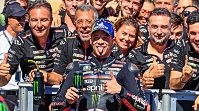 Copertina di MotoGp, super Bezzecchi ad Aragon: pole position da record. Poi rivela: “Il ginocchio mi fa tribolare, fa male” | La griglia di partenza