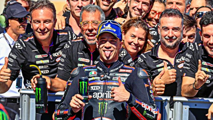 MotoGp, super Bezzecchi ad Aragon: pole position da record. Poi rivela: “Il ginocchio mi fa tribolare, fa male” | La griglia di partenza