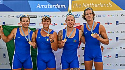 Copertina di Canottaggio, il quattro di coppia è di nuovo campione del mondo: ad Amsterdam arriva un altro oro. Poi la dedica a Mondelli: “Sempre con noi”