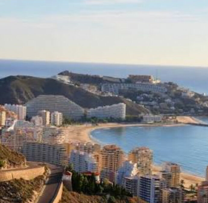I figli trovano i genitori morti nella vasca idromassaggio: l’ipotesi della ‘catena fatale di incidenti’. Cosa è successo nella casa vacanze di Cullera