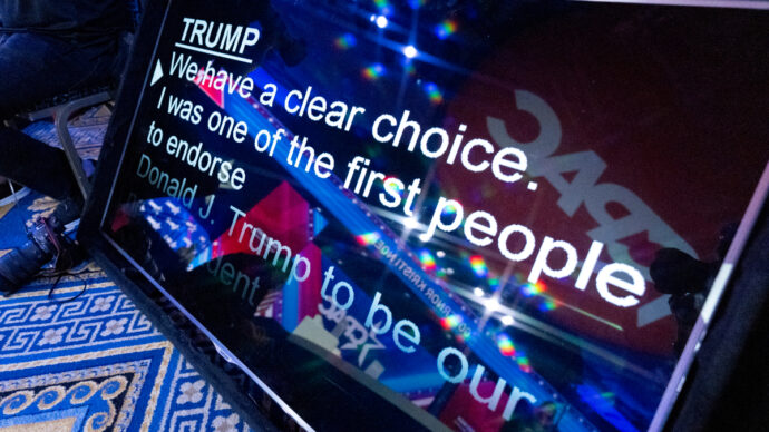 Scommetteva sui discorsi di Trump, ma li conosceva in anticipo: ex teleprompter della Casa Bianca dovrà pagare 172mila dollari