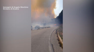 Copertina di Incendio in Ogliastra, almeno 130 persone evacuate ad Arzana ed Elini – Video