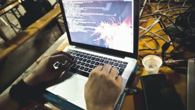 Copertina di Hacker oscurati dagli Usa, FdI:  “Il Pd chiarisca  ruolo di De Rosa”