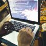 Copertina di Hacker oscurati dagli Usa, FdI:  “Il Pd chiarisca  ruolo di De Rosa”