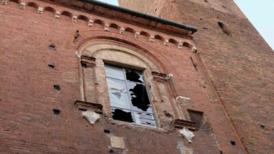 Copertina di Cremona, crollata guglia del Duomo. Danni a 10mila auto