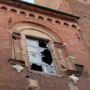 Copertina di Cremona, crollata guglia del Duomo. Danni a 10mila auto