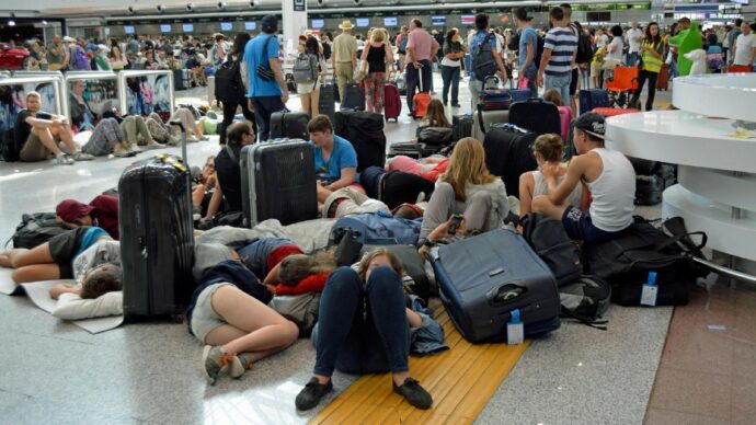 Caos vacanze, bagagli persi e voli cancellati