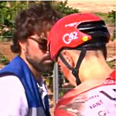 Copertina di Choc alla Vuelta, Pogacar cade e si ritira: è stato portato via in ambulanza. Mondiale a rischio