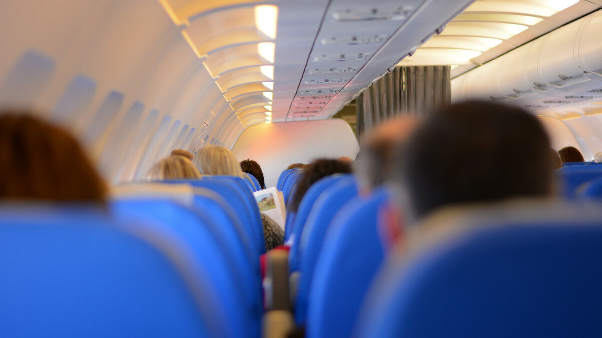 “Abbandonati a noi stessi, alle sei di mattina ci hanno svegliato perché non potevamo dormire per terra”: volo per Milano Malpensa cancellato, circa 100 passeggeri bloccati a Palma di Maiorca