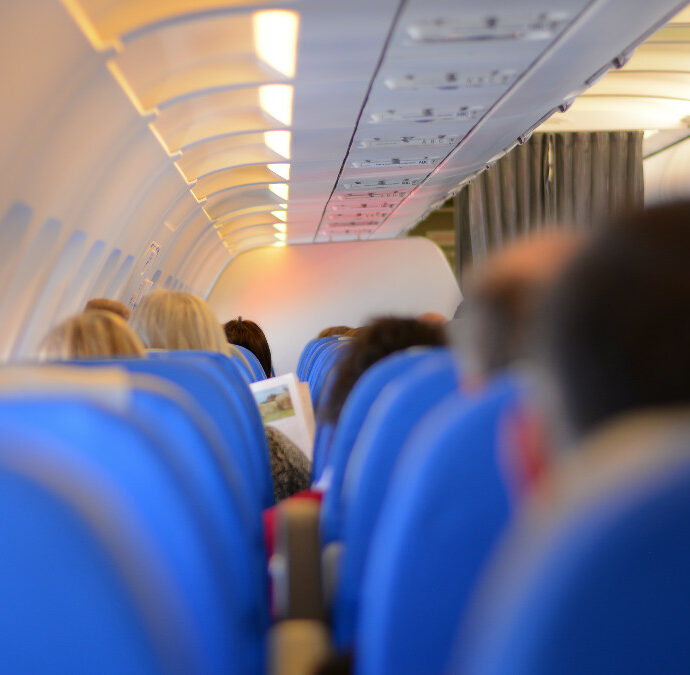 “Abbandonati a noi stessi, alle sei di mattina ci hanno svegliato perché non potevamo dormire per terra”: volo per Milano Malpensa cancellato, circa 100 passeggeri bloccati a Palma di Maiorca