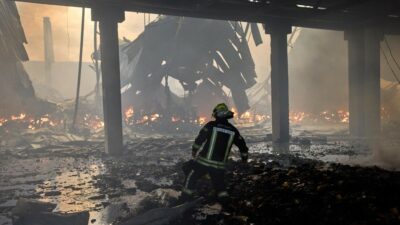 Copertina di Attacco russo nella regione di Kiev: 37 morti e decine di feriti. Tusk: “Mosca si prepara a una nuova escalation”