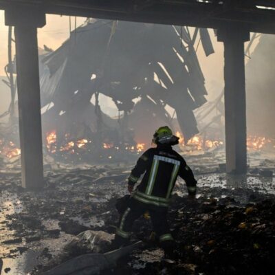 Copertina di Attacco russo nella regione di Kiev: 27 morti e decine di feriti. Tusk: “Mosca si prepara a una nuova escalation”