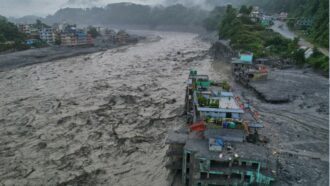 Copertina di Alluvione in Nepal, almeno 800 morti e oltre 2.500 dispersi: salvata una bambina di 6 anni sotto le macerie. Una nuova frana mette a rischio i soccorsi