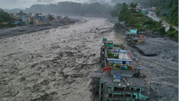 Alluvione in Nepal, almeno 752 morti e 2.500 dispersi: salvata una bambina di 6 anni sotto le macerie. Una nuova frana mette a rischio i soccorsi