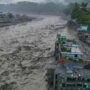 Copertina di Alluvione in Nepal, almeno 752 morti e 2.500 dispersi: salvata una bambina di 6 anni sotto le macerie. Una nuova frana mette a rischio i soccorsi