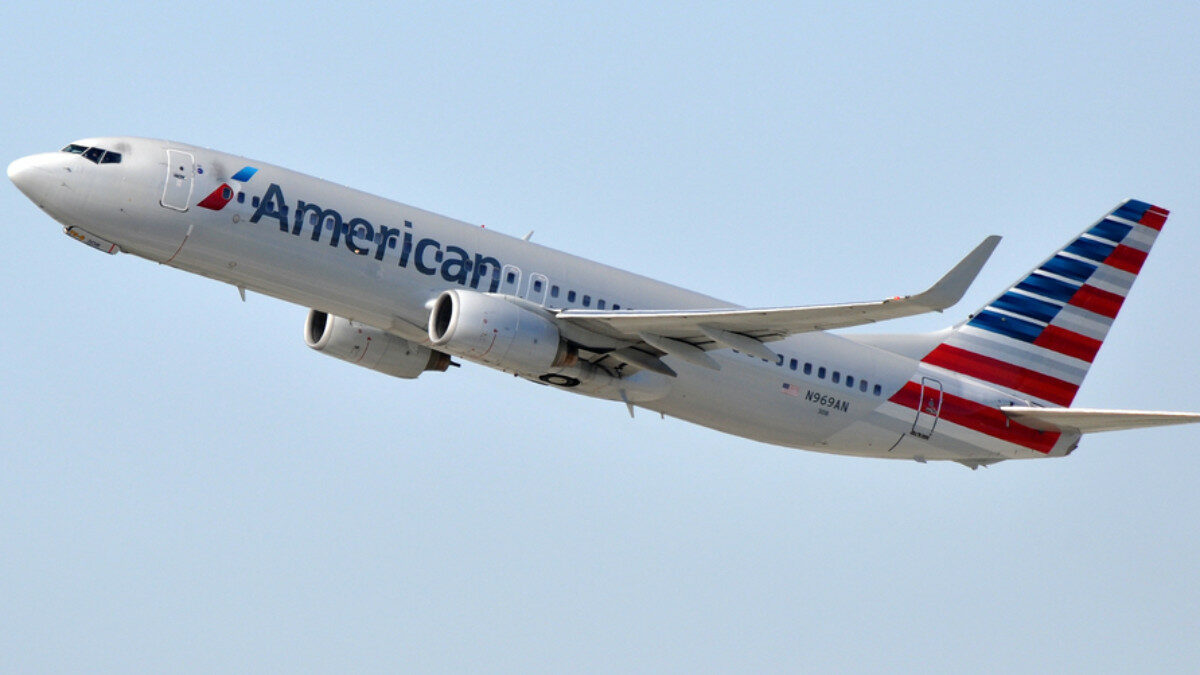 “Hanno fatto sedere accanto a me un passeggero ubriaco, mi ha colpito e mi lanciato una bottiglia di vino. Alle fine sono stato trattato male io dal personale di bordo”: la causa di David Cruz contro American Airlines