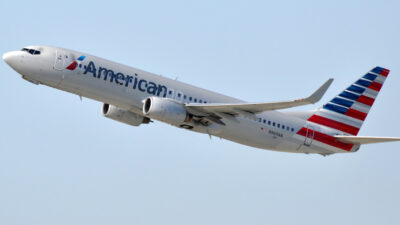 Copertina di “Hanno fatto sedere accanto a me un passeggero ubriaco, mi ha colpito e mi lanciato una bottiglia di vino. Alle fine sono stato trattato male io dal personale di bordo”: la causa di David Cruz contro American Airlines