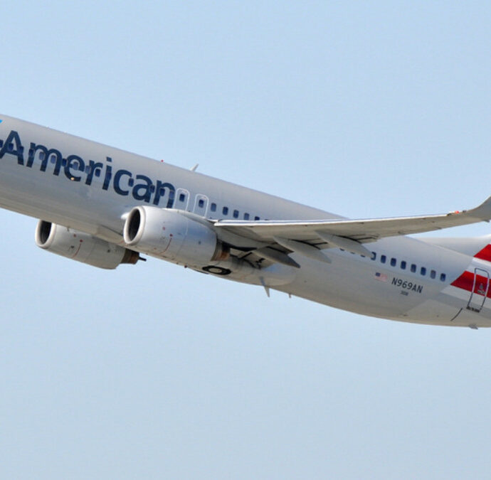 “Hanno fatto sedere accanto a me un passeggero ubriaco, mi ha colpito e mi lanciato una bottiglia di vino. Alle fine sono stato trattato male io dal personale di bordo”: la causa di David Cruz contro American Airlines