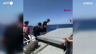Copertina di Naufragio al largo di Cipro: persone in acqua e l’intervento dei soccorsi. Il momento del salvataggio – Il video