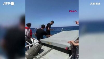 Copertina di Le persone in acqua e l’intervento dei soccorsi. Il momento del salvataggio – Video