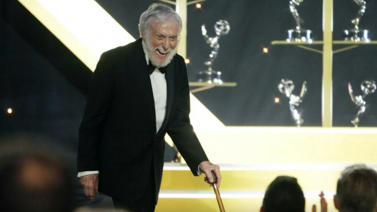 A 100 anni si mette a testa in giù e si allena: “Continuate a muovervi!”. Il video dell’attore Dick Van Dyke: “Mi sento davvero bene, come se avessi circa 13 anni”