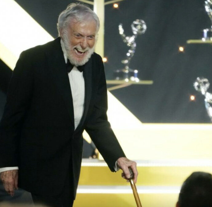 A 100 anni si mette a testa in giù e si allena: “Continuate a muovervi!”. Il video dell’attore Dick Van Dyke: “Mi sento davvero bene, come se avessi circa 13 anni”
