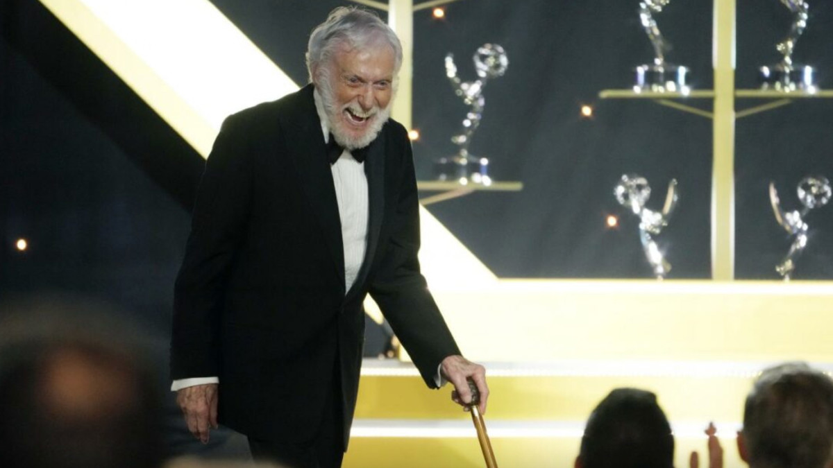 a 100 anni si mette a testa in gi249 e si allena continuate a muovervi il video dell8217attore dick van dyke mi sento davvero bene come se avessi circa 13 anni da Ilfattoquotidiano.it a 100 anni si mette a testa in gi249 e si allena continuate a muovervi il video dell8217attore dick van dyke mi sento davvero bene come se avessi circa 13 anni