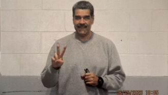 Copertina di Maduro pubblica le prime foto dal carcere: “Un piccolo dono a tutte le persone che ci amano. Teniamo duro”