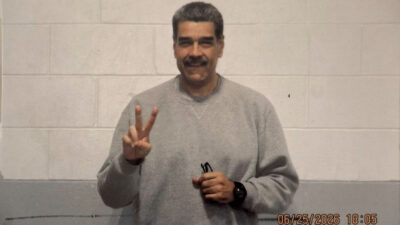 Copertina di Maduro pubblica le prime foto dal carcere: “Un piccolo dono a tutte le persone che ci amano. Teniamo duro”
