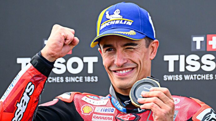MotoGp, Marquez vince anche la gara lunga: ora è il favorito per il Mondiale. Bezzecchi sul podio | Ordine d’arrivo e nuova classifica