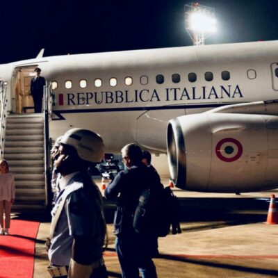 Copertina di L’ipotesi del volo sanitario di Stato per riportare Di Battista. Polemica politica, poi Meloni precisa: “Vale per tutti i cittadini”