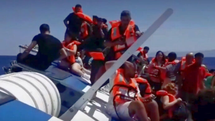 Naufragio a Cipro Nord, si ribalta traghetto con 267 persone a bordo. “Almeno sei le vittime, 172 in salvo”