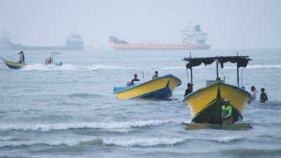 Copertina di Su Hormuz tornano le bombe: per gli Usa “l’Iran si riorganizza”