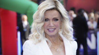 Copertina di Donna Mills a 85 anni sbarca su OnlyFans e guadagna migliaia di dollari in un mese: la nuova vita dell’attrice della serie tv “General Hospital”
