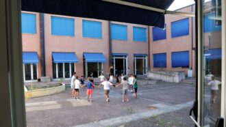 Copertina di Ecco quando ricomincia la scuola nelle varie Regioni italiane. In 42 Comuni dell’Emilia-Romagna bimbi già in aula alle primarie