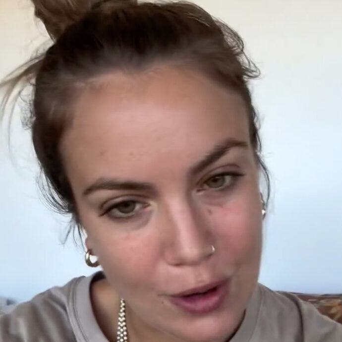 “Sono diventata due tette con una biografia attaccata dietro. Questi comportamenti vi rendono trogloditi digitali. Uomini, mezz’uomini, ominicchi, pigliainculo e quaquaraqua”: Alice De André furiosa