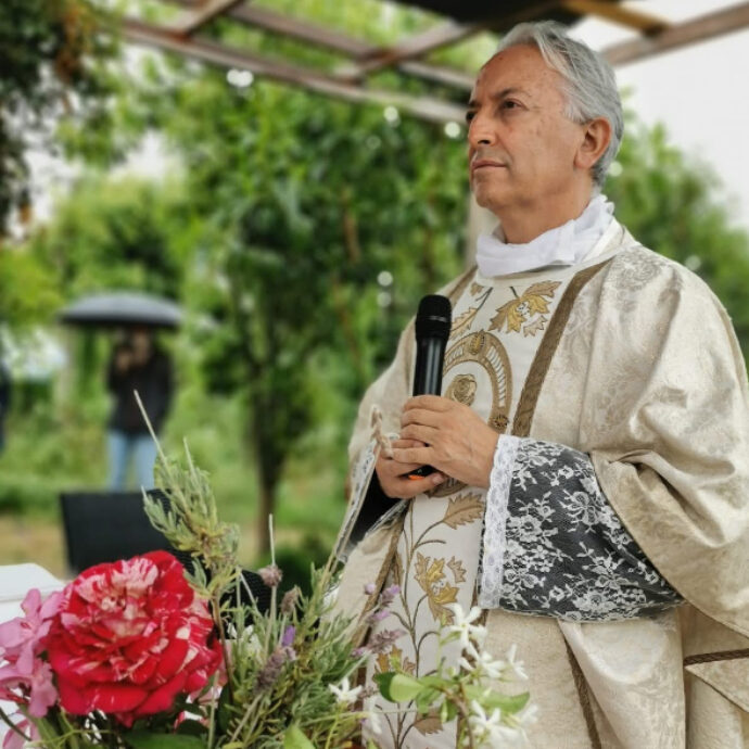 “I requisiti base sono andare a Messa la domenica e avere più di 25 anni”: chi è don Fernando Cuevas, il prete cupido che ha unito 1200 coppie usando Whatsapp