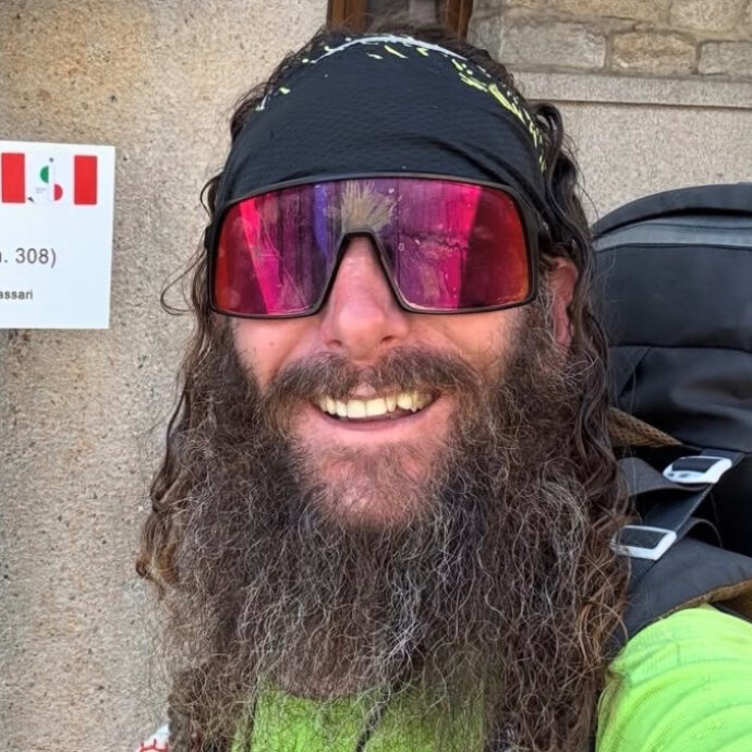 “Ho fatto 8000km in 470 giorni senza mai tornare a casa. Ho affrontato bufere di neve, sostituito 11 paia di scarpe e incrociato un orso. Due malattie croniche mi hanno debilitato fino a bloccarmi”: la storia di Luca Terenziani