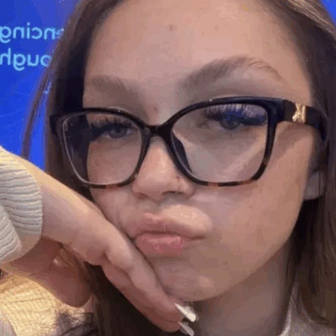 “Le mie orecchie sono rimaste tappate anche dopo il volo. Il mio udito peggiorava, ero più stanca e perdevo peso. Poi la diagnosi choc”: la storia di Aida Burkins