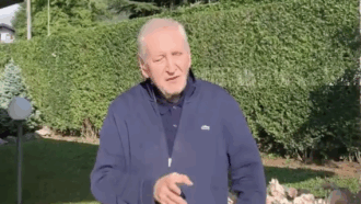 “Riassunto di una vita in cui ho fatto in tempo a conoscere Mr. Parkinson, signora cecità, messier diabetic, ossia tre veri figli della mignotta, per niente chic”: l’ironia di Vincenzo Mollica