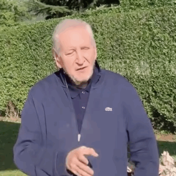 “Riassunto di una vita in cui ho fatto in tempo a conoscere Mr. Parkinson, signora cecità, messier diabetic, ossia tre veri figli della mignotta, per niente chic”: l’ironia di Vincenzo Mollica