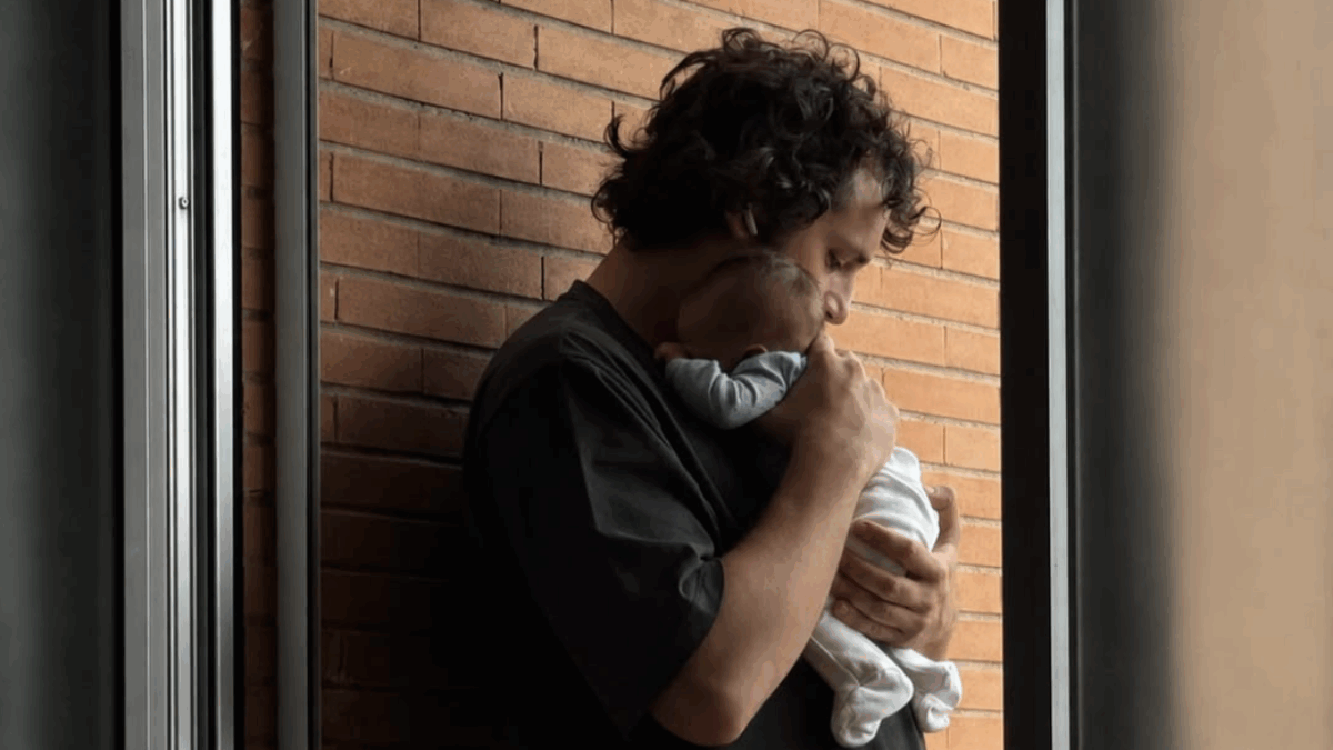 Frank Matano è diventato papà e presenta sui social Marcello: “Ha solo quattro giorni, ma si comporta già come se ne avesse otto”
