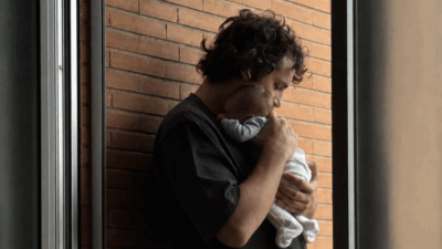 Copertina di Frank Matano è diventato papà e presenta sui social Marcello: “Ha solo quattro giorni, ma si comporta già come se ne avesse otto”