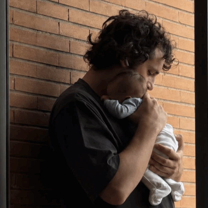 Frank Matano è diventato papà e presenta sui social Marcello: “Ha solo quattro giorni, ma si comporta già come se ne avesse otto”